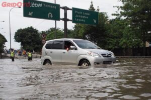 Cara Aman Mobil Melewati Banjir