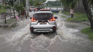 Cara Mengurangi Risiko Kecelakaan Saat Melewati Jalanan Banjir